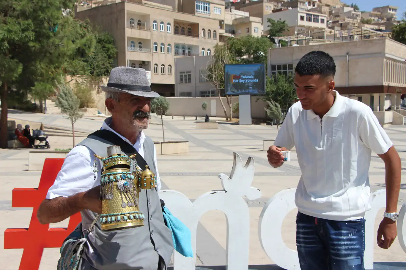Mardin'in Hıdır amcası 40 yıldır çarşı ve sokaklarda "Mırra" (acı kahve) satarak geçimini sağlıyor Mardin'in Hıdır amcası 40 yıldır çarşı ve sokaklarda "Mırra" (acı kahve) satarak geçimini sağlıyor