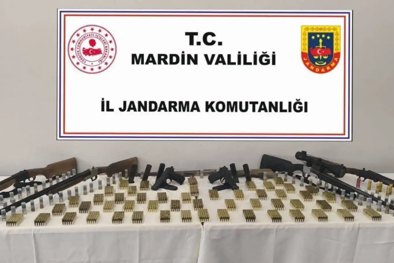 Mardin’de çok sayıda silah ve mühimmat ele geçirildi: 2 kişi yakalandı Mardin’de çok sayıda silah ve mühimmat ele geçirildi: 2 kişi yakalandı