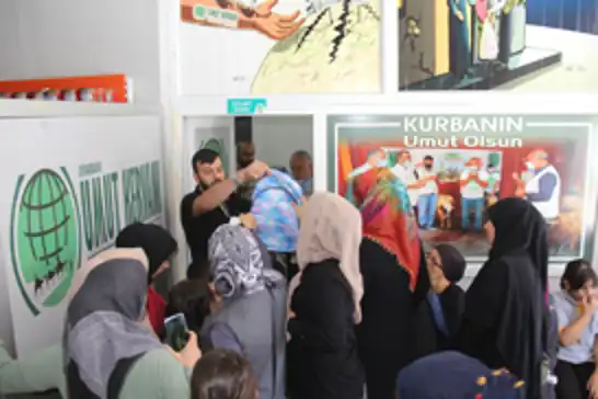 Umut Kervanı Diyarbakır’da yüzlerce öğrenciye kırtasiye desteği verdi