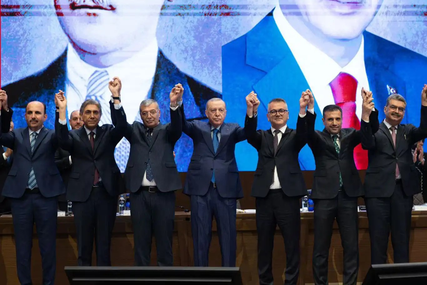 2 belediye başkanı Ak Parti’ye katıldı 2 belediye başkanı Ak Parti’ye katıldı