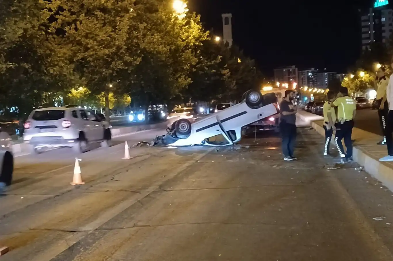 Diyarbakır'da pikap kaldırıma çıktı: 3 yaralı