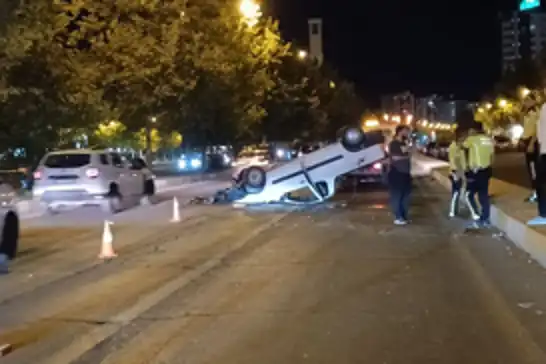 Diyarbakır'da pikap kaldırıma çıktı: 3 yaralı