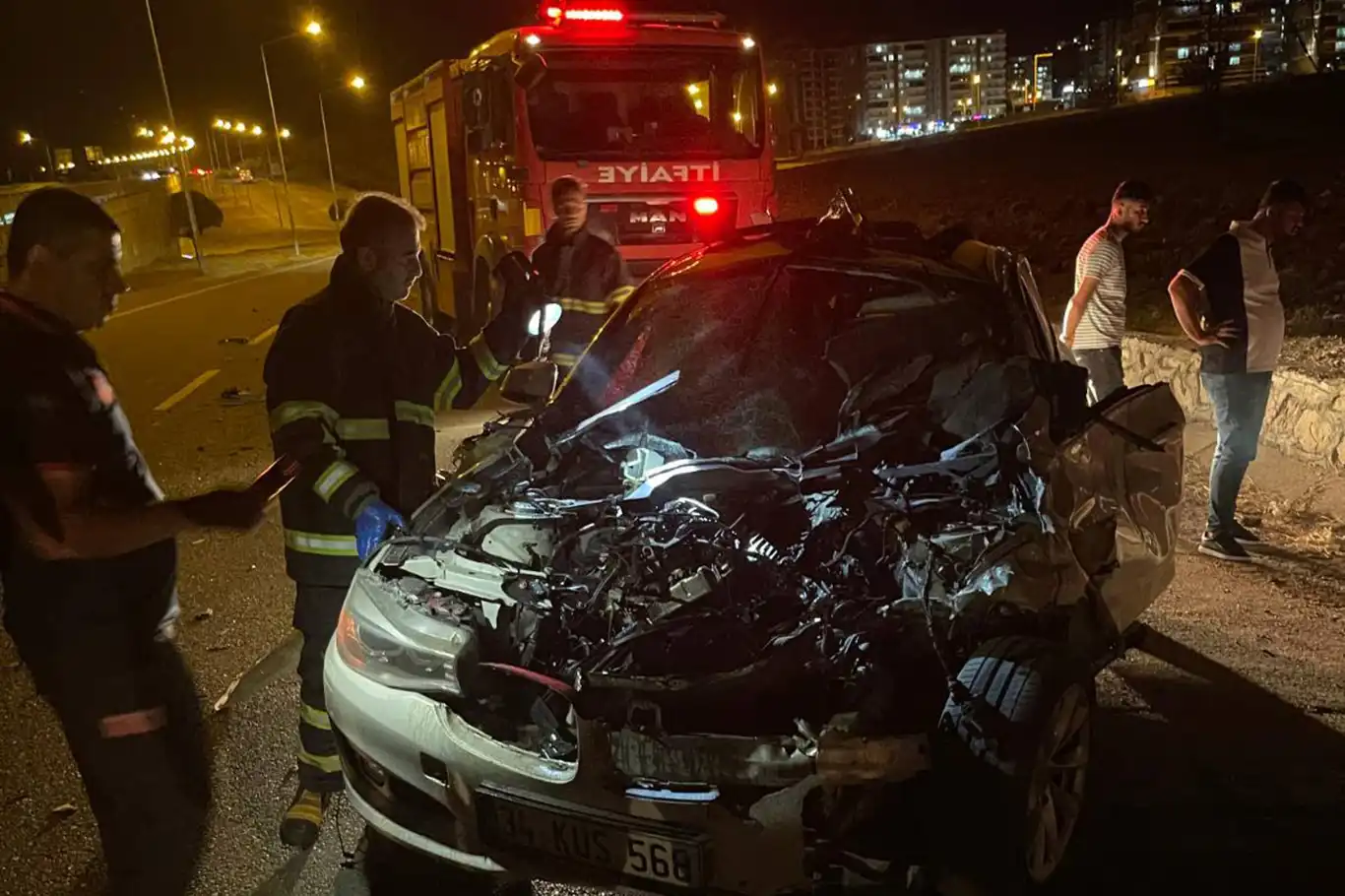 Batman’da bariyerlere çarpan otomobilde 1'i ağır, 2 yaralı