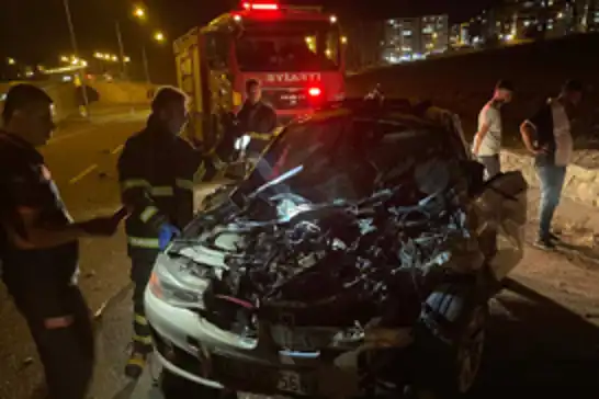 Batman’da bariyerlere çarpan otomobilde 1'i ağır, 2 yaralı