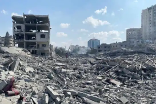 İşgalciler Şati kampını yoğun bombardımanla yıkarak Gazze şehrini yok etmeyi sürdürüyor