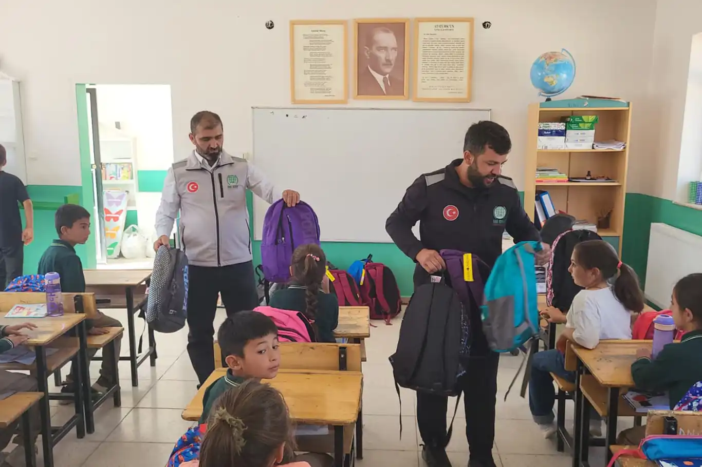 Umut Kervanı’ndan Van’da onlarca öğrenciye kırtasiye desteği Umut Kervanı’ndan Van’da onlarca öğrenciye kırtasiye desteği
