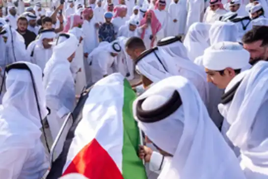 خليل الحية يؤدي صلاة الجنازة على نجله وشهداء محاولة الاغتيال في الدوحة