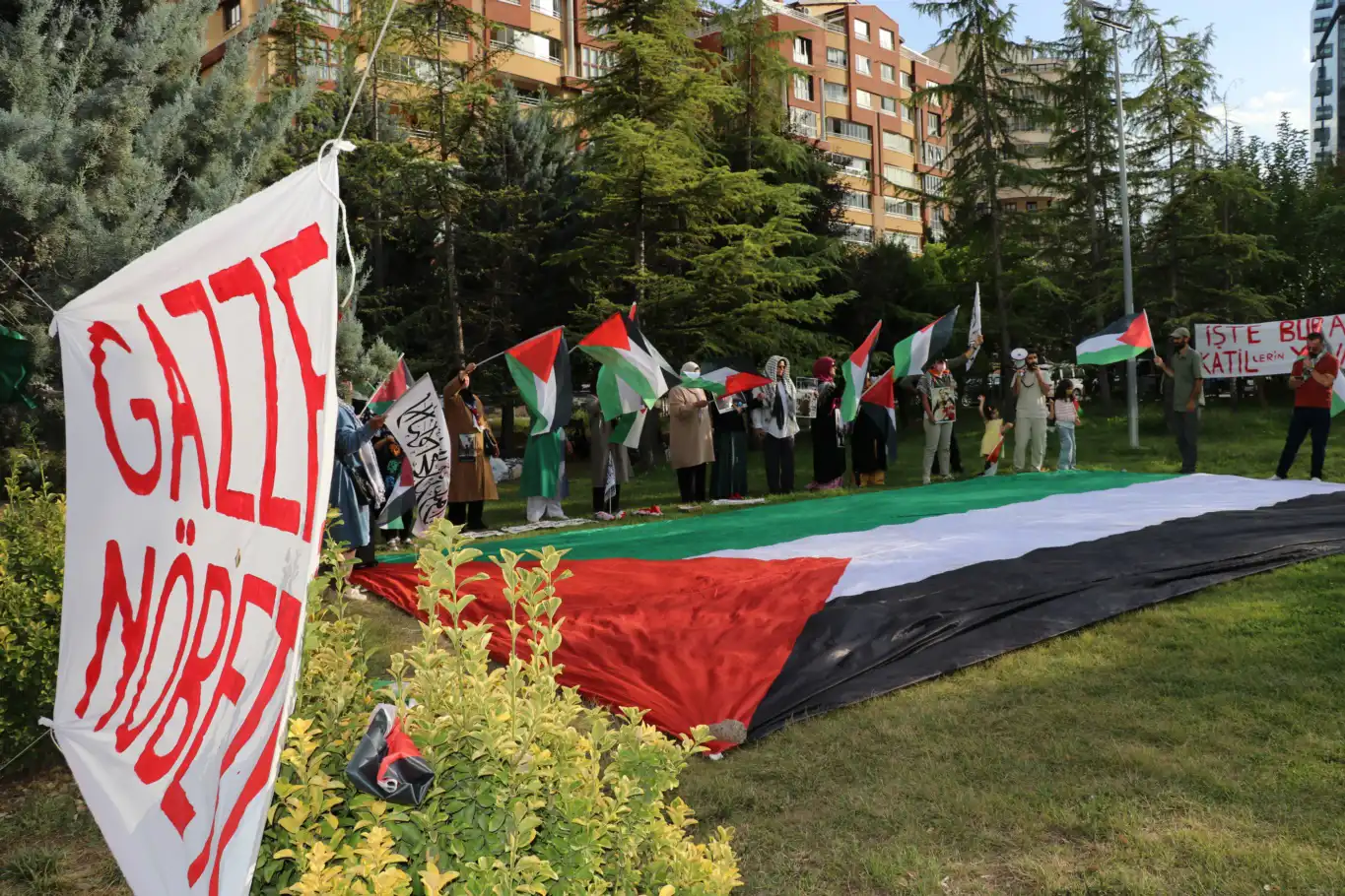 Gazze nöbeti 24. gününde: ABD Büyükelçiliği önündeki direniş sürüyor Gazze nöbeti 24. gününde: ABD Büyükelçiliği önündeki direniş sürüyor
