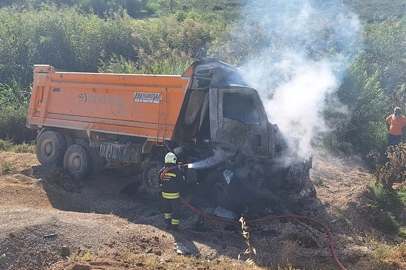 Diyarbakır'da kamyon kaza yaptı: Şoför yanarak hayatını kaybetti