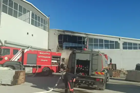 Malatya'da mobilya imalathanesinde korkutan yangın
