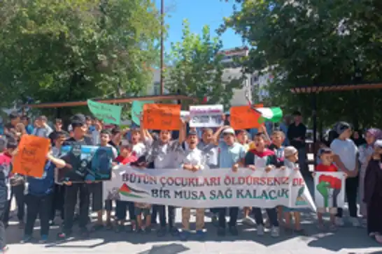 Çocuklardan Gazze çağrısı: Aç bırakılmış kardeşlerimizi vahşi yaratıkların eline bırakmayın