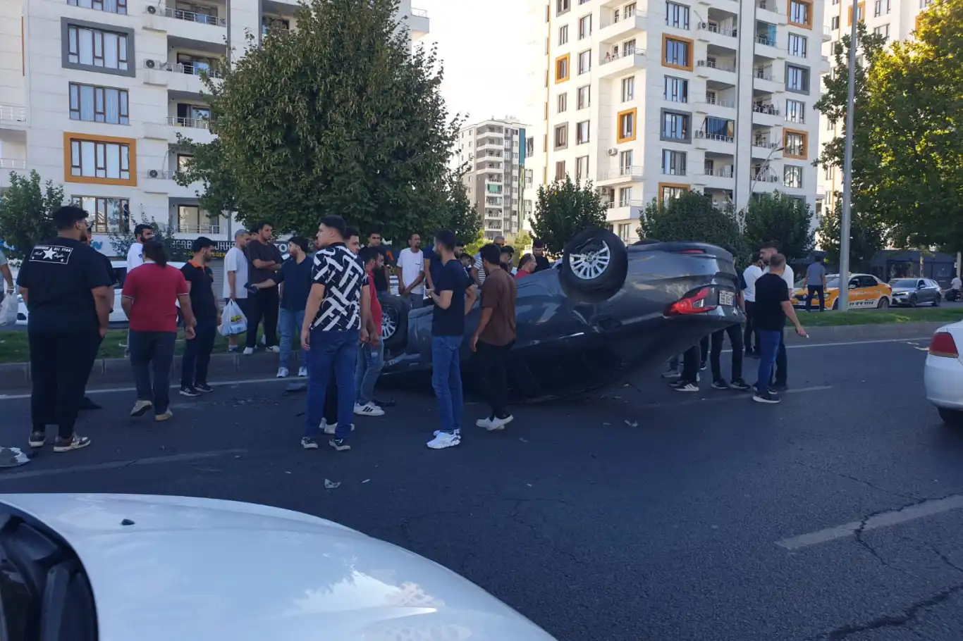 Diyarbakır’da takla atan otomobilin sürücüsü yaralandı Diyarbakır’da takla atan otomobilin sürücüsü yaralandı