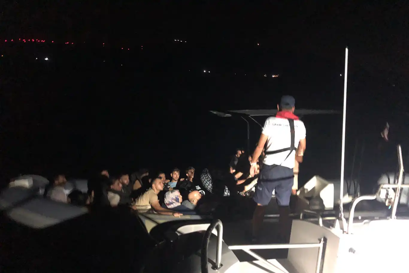 İzmir açıklarında düzensiz göçmen hareketliliği İzmir açıklarında düzensiz göçmen hareketliliği