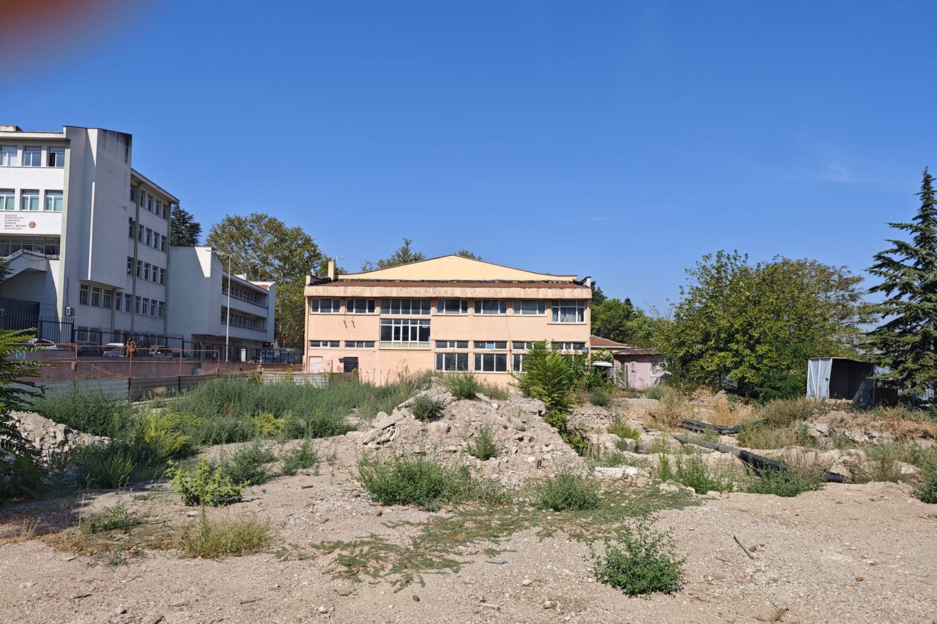 Tophane Meslek Lisesi’nde arkeolojik kazı süreci başlıyor Tophane Meslek Lisesi’nde arkeolojik kazı süreci başlıyor