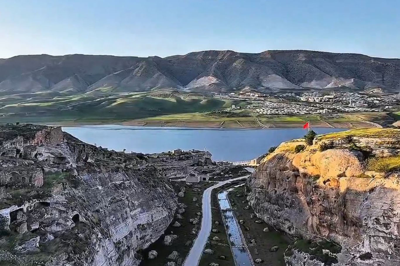Hasankeyf'te Şaab Vadisi ve Küçük Saray ilgi çekiyor Hasankeyf'te Şaab Vadisi ve Küçük Saray ilgi çekiyor