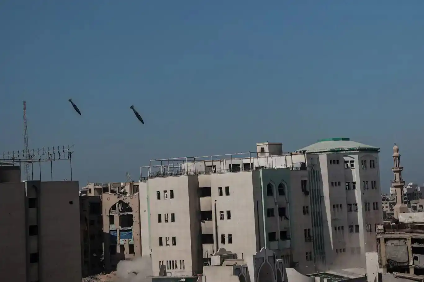 رژێمی داگیرکەر بەردەوامە لە هێرش سەر غەززە: ٢٥ شەهید