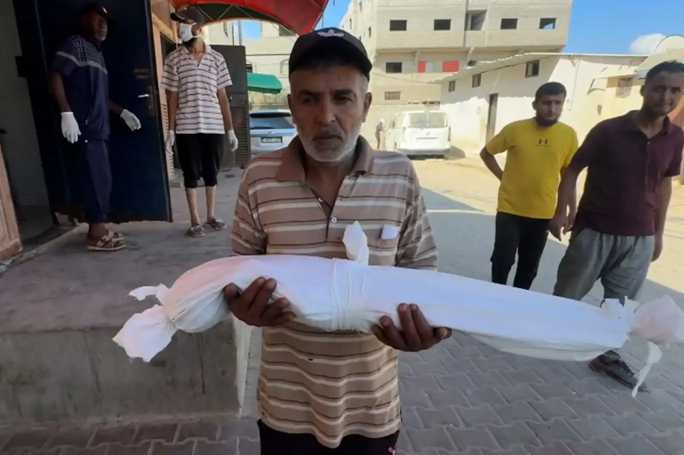 Gazze'de açlıktan ölenlerin sayısı 425'e yükseldi