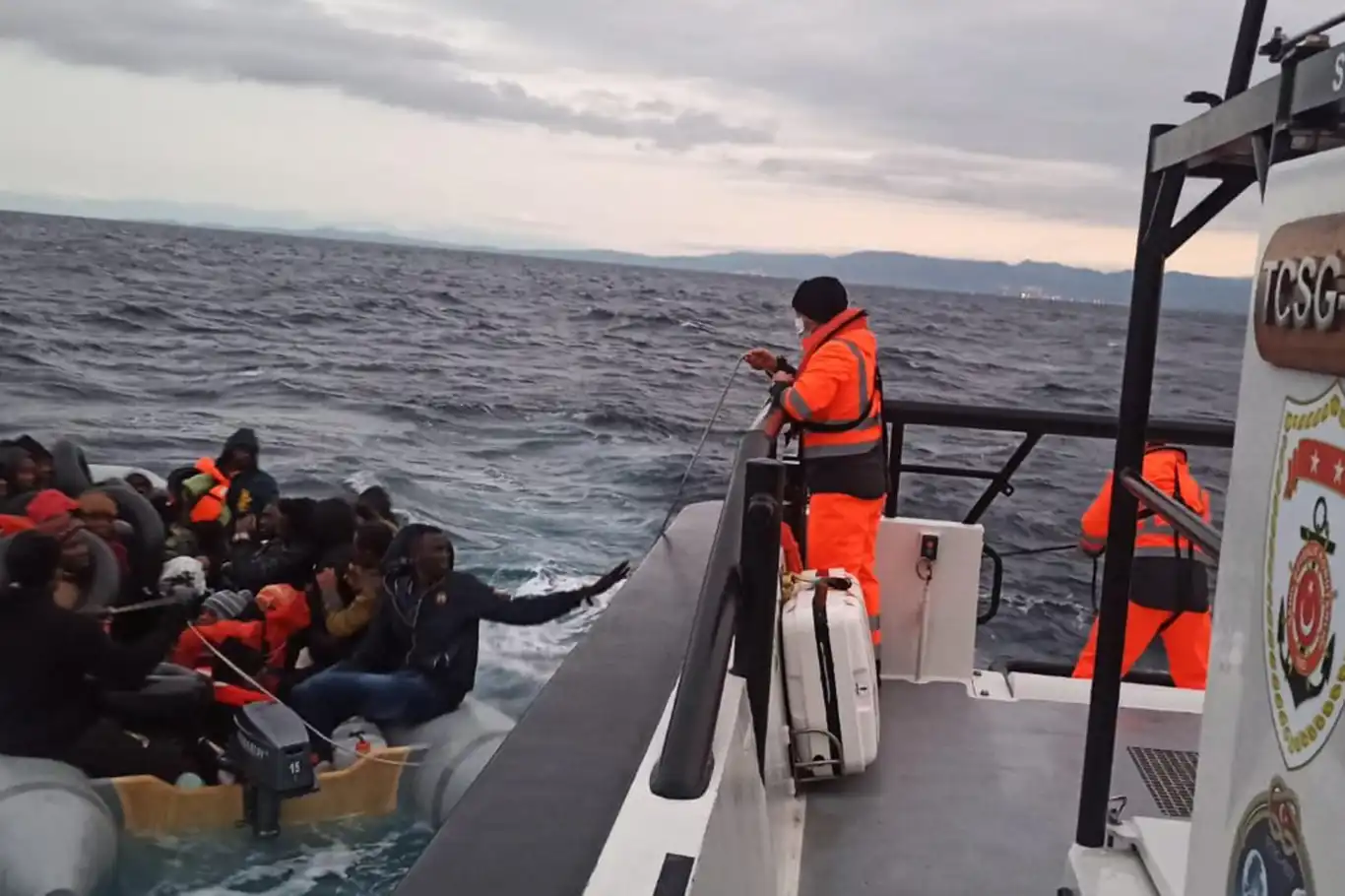 İzmir açıklarında 33 düzensiz göçmen kurtarıldı İzmir açıklarında 33 düzensiz göçmen kurtarıldı