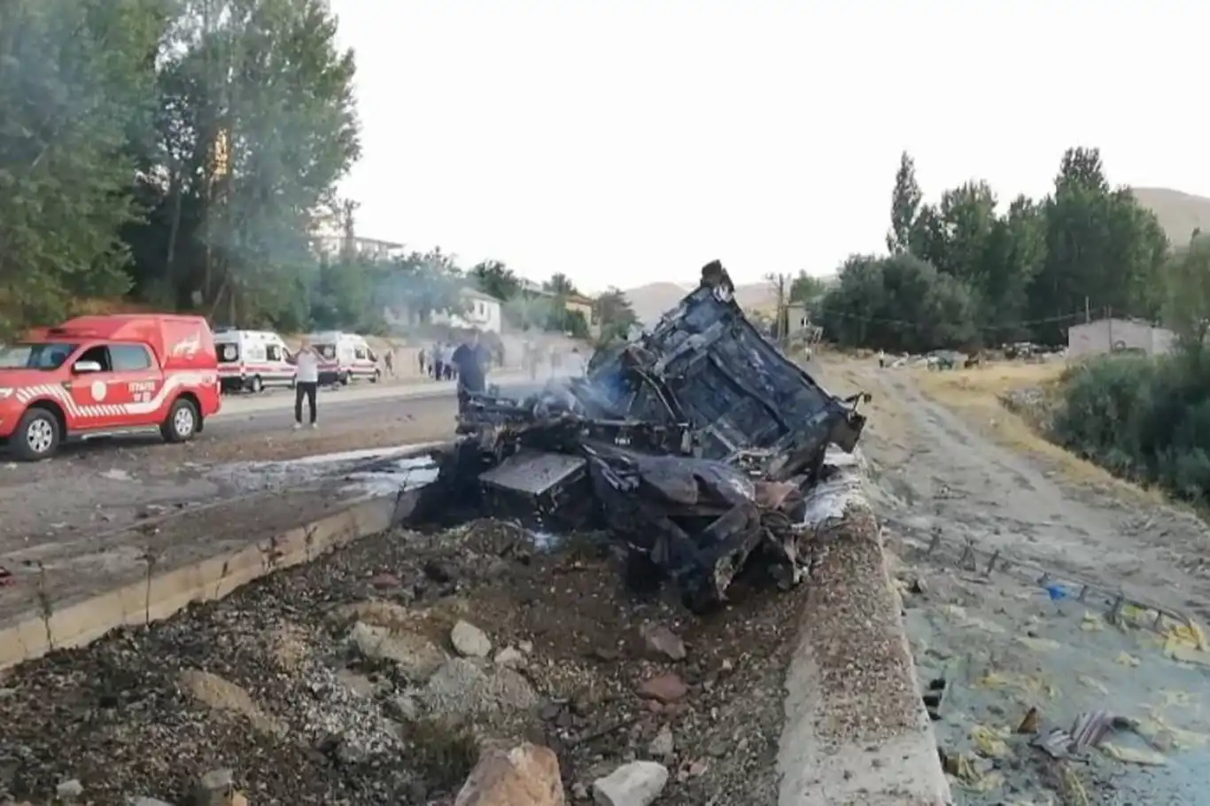 Otobüs ile çarpışan tır alev alev yandı: 1 yaralı Otobüs ile çarpışan tır alev alev yandı: 1 yaralı