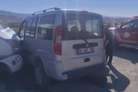 Malatya'da minibüs ile hafif ticari araç çarpıştı: 3 yaralı