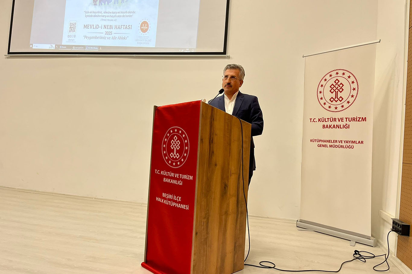 "Hazreti Peygamberin Aile Hayatı" konulu konferans gerçekleştirildi "Hazreti Peygamberin Aile Hayatı" konulu konferans gerçekleştirildi
