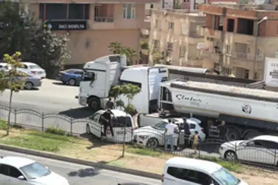 Batman'da mucur yüklü tır iki otomobile çarptı