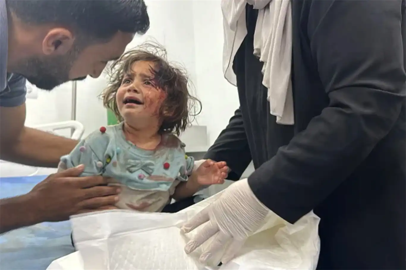 النظام الصحي على وشك الانهيار..الاحتلال يستهدف مستشفى الأطفال الوحيد في غزة ثلاث مرات متتالية