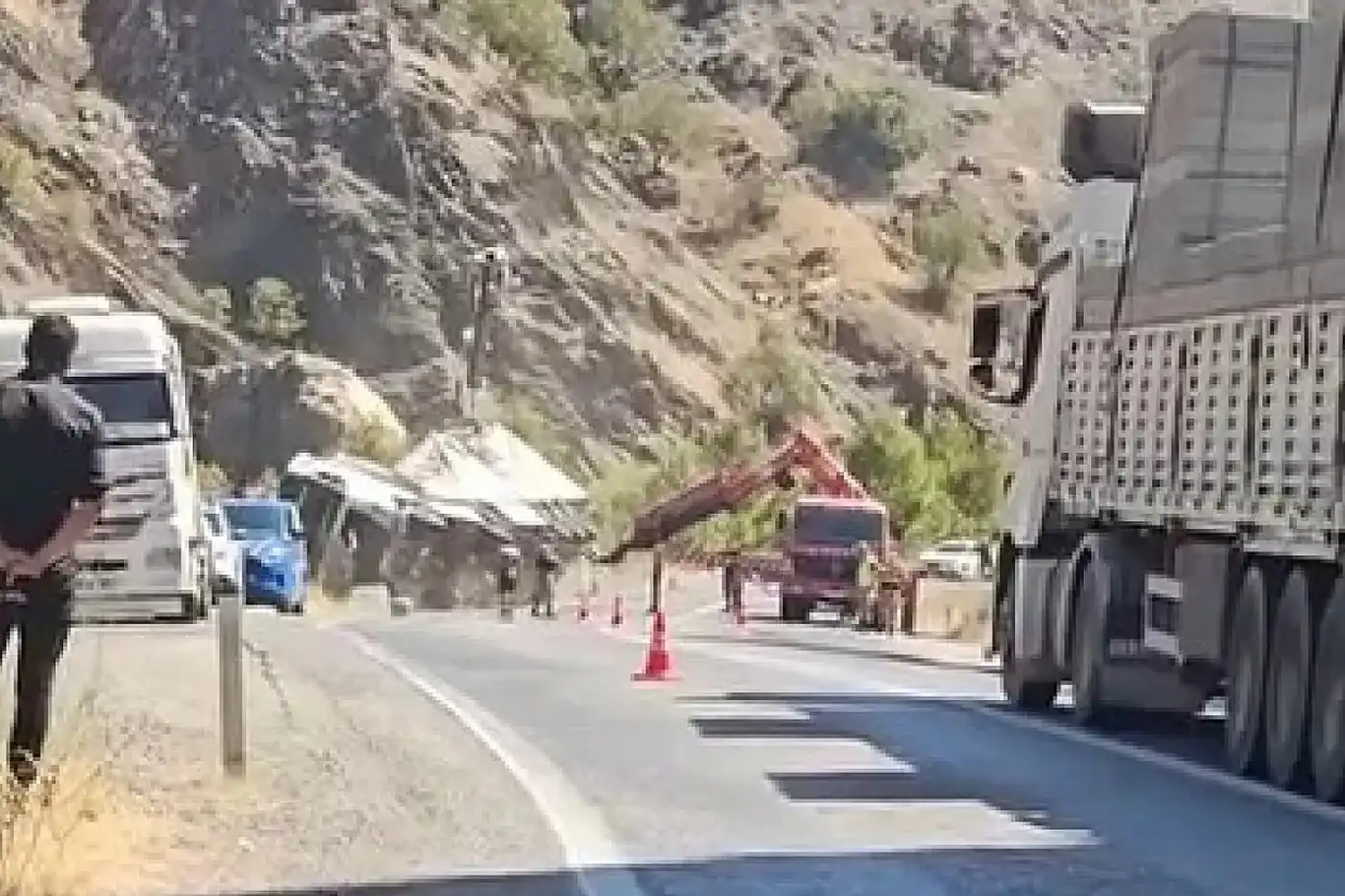 Siirt-Bitlis karayolunda tır devrildi: Yol trafiğe geçici olarak kapandı Siirt-Bitlis karayolunda tır devrildi: Yol trafiğe geçici olarak kapandı