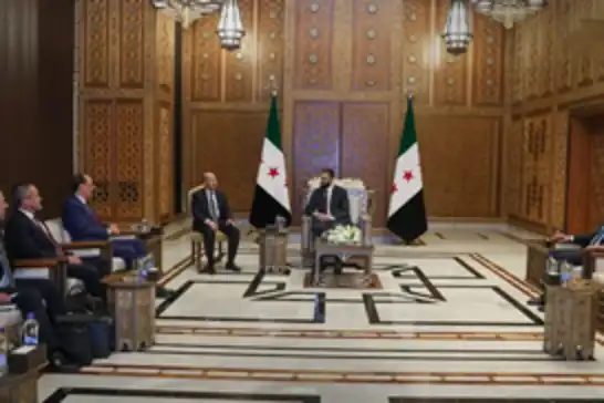 رئيس الاستخبارات التركية إبراهيم قالن يلتقي الرئيس السوري أحمد الشرع