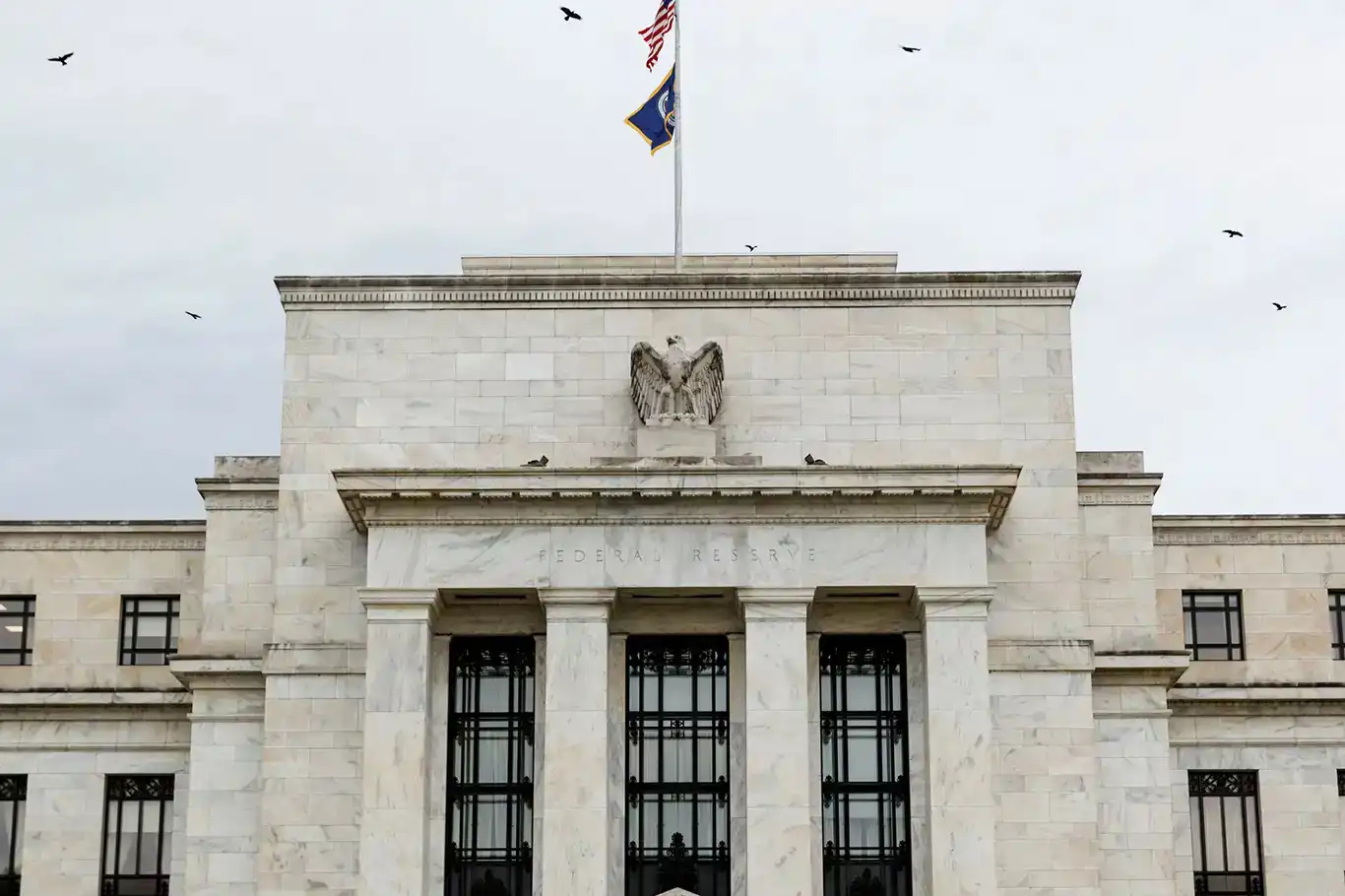 المركزي الأمريكي يعلن تخفيض سعر الفائدة وبنوك خليجية تتخذ نفس الإجراء