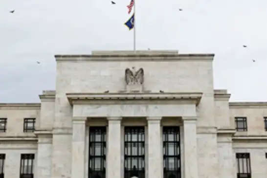 المركزي الأمريكي يعلن تخفيض سعر الفائدة وبنوك خليجية تتخذ نفس الإجراء