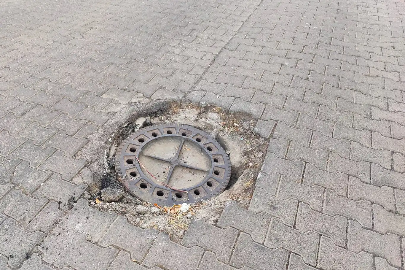 Bingöl’de kırılan kanalizasyon kapağı tehlike oluşturuyor