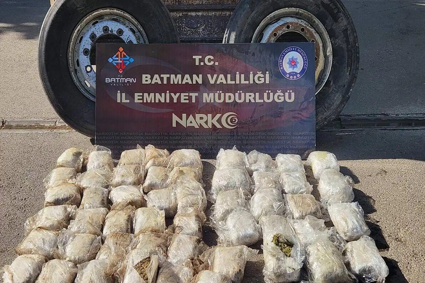 Batman’da tır lastiğinde 27 kilogram skunk ele geçirildi: 4 tutuklama