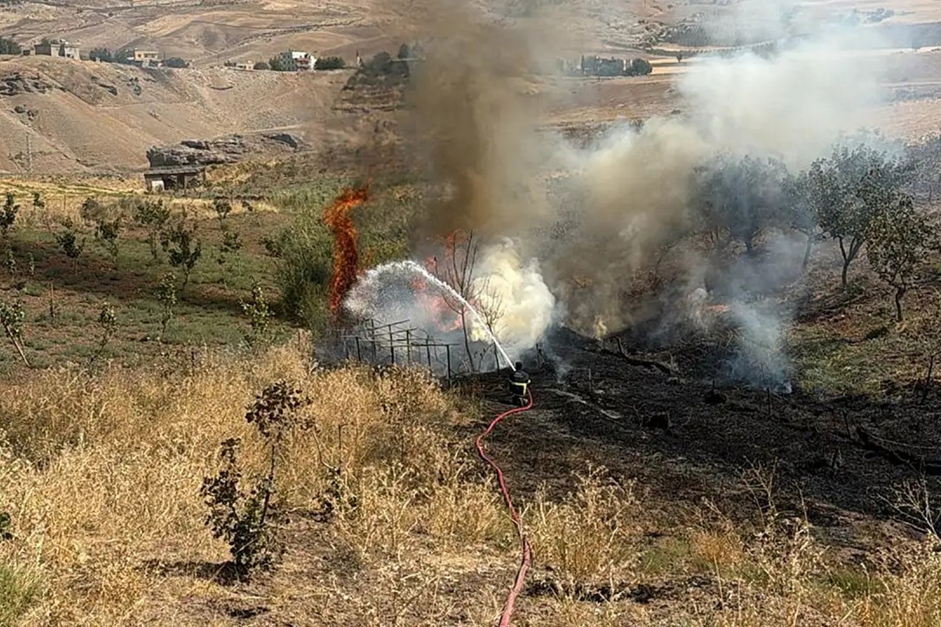 Havalimanı yakınlarında trafo yangını: Alevler fıstık ağaçlarına sıçradı Havalimanı yakınlarında trafo yangını: Alevler fıstık ağaçlarına sıçradı