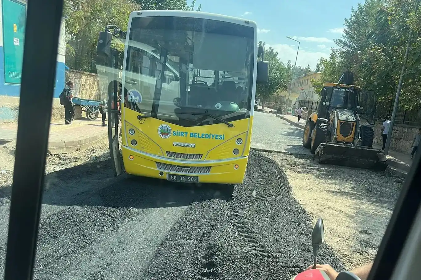 Asfalt çalışması sırasında belediye otobüsü yolda mahsur kaldı