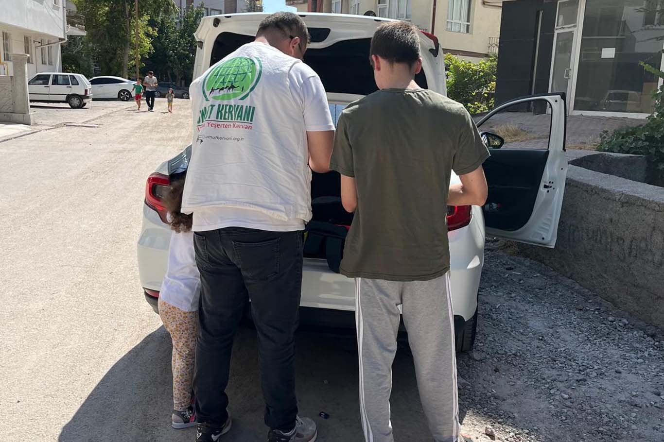Umut Kervan’ından Aksaray'da öğrencilere kırtasiye ve giyim desteği Umut Kervan’ından Aksaray'da öğrencilere kırtasiye ve giyim desteği