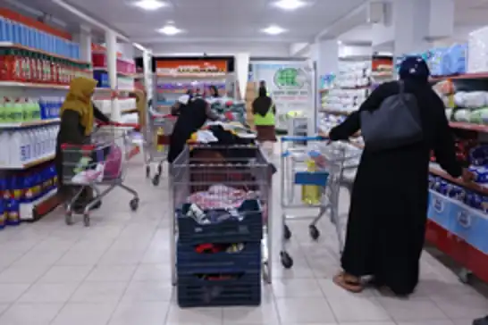 Şanlıurfa’da ihtiyaç sahipleri Umut Market’te alışveriş yapmaya devam ediyor.