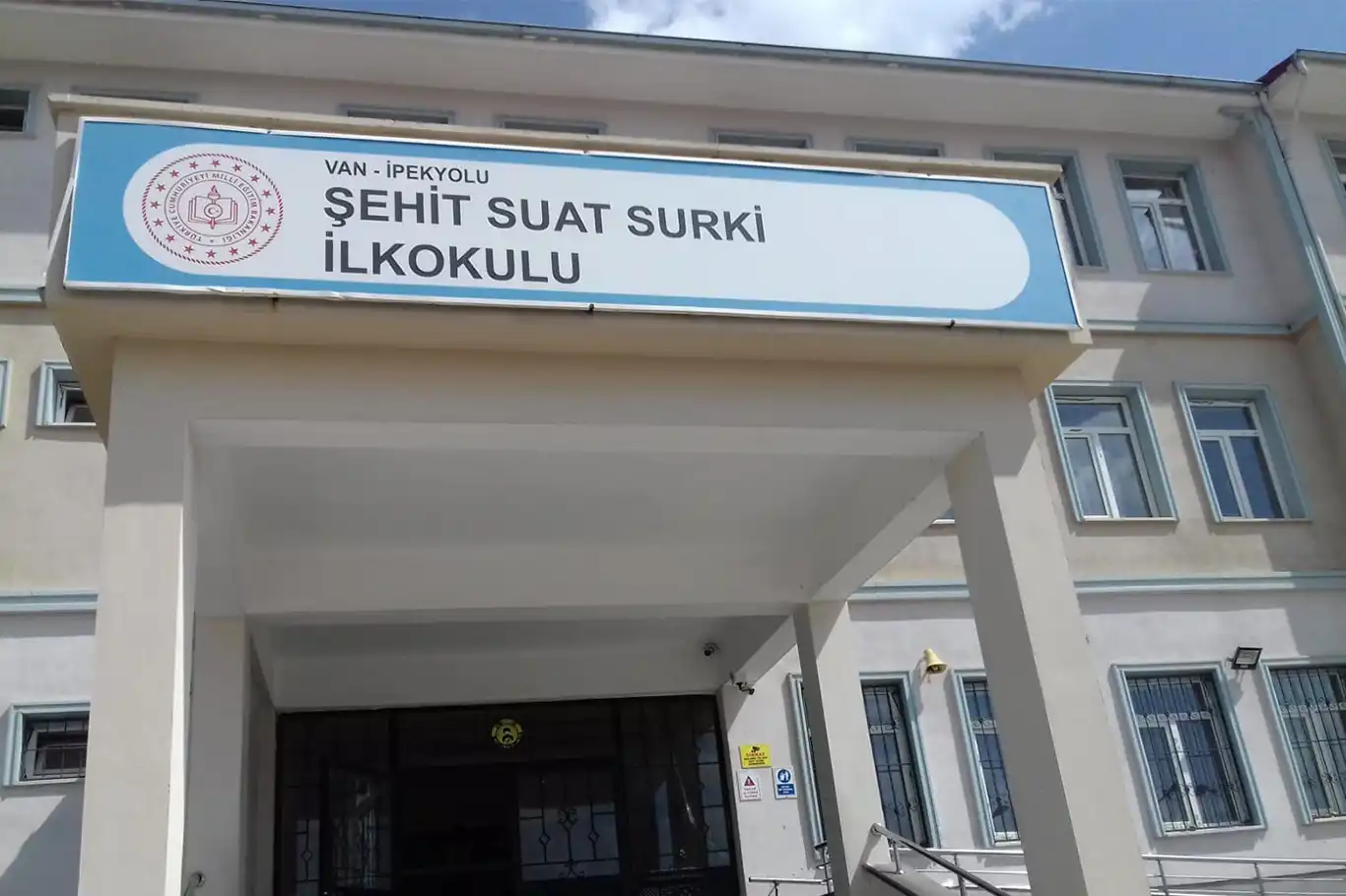 Van’da okula bıçaklı saldırı: 1’i ağır 2 öğretmen yaralandı Van’da okula bıçaklı saldırı: 1’i ağır 2 öğretmen yaralandı