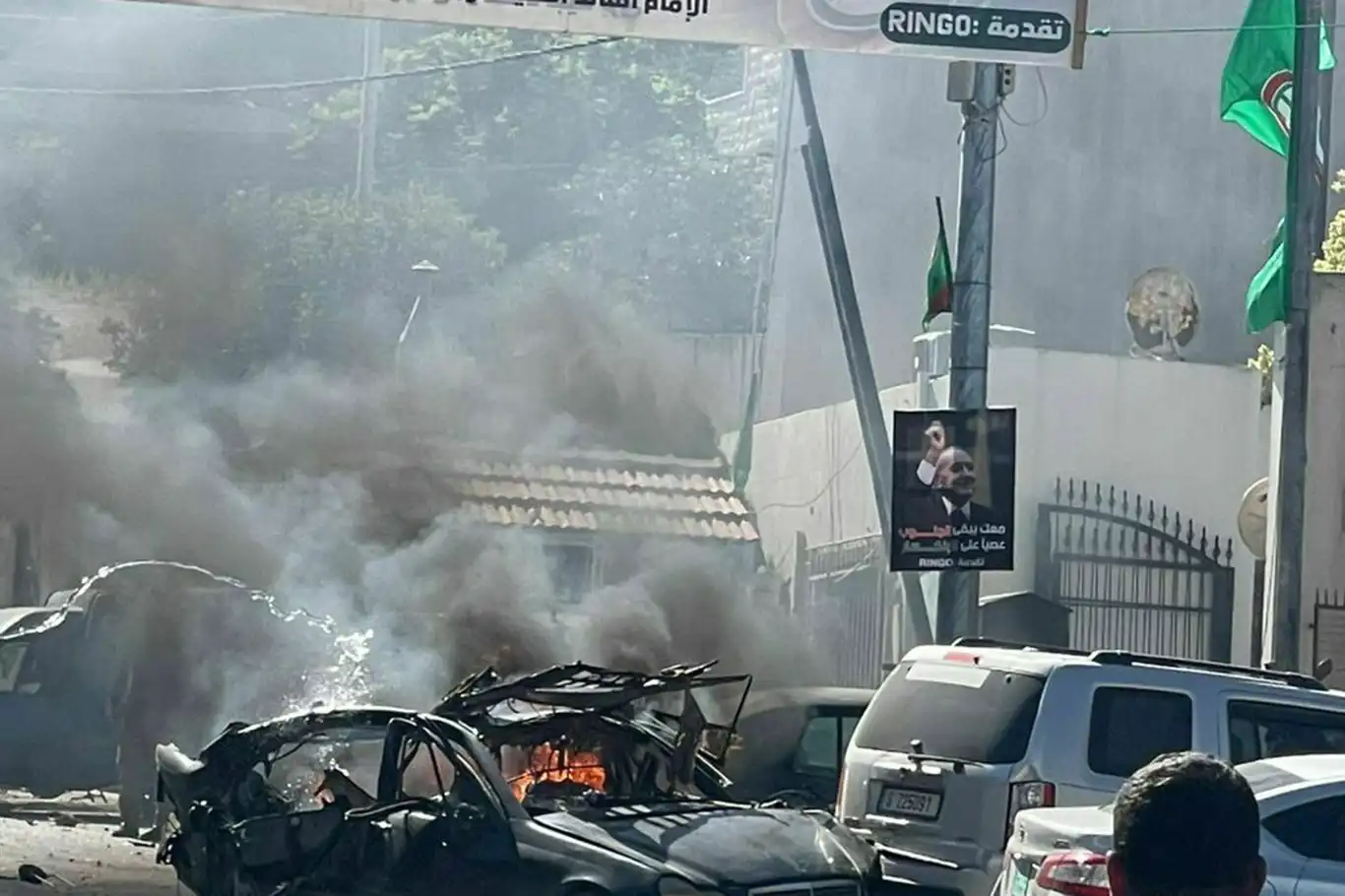 İşgal rejimi Lübnan'da bir aracı bombaladı: Bir şehit 3 yaralı