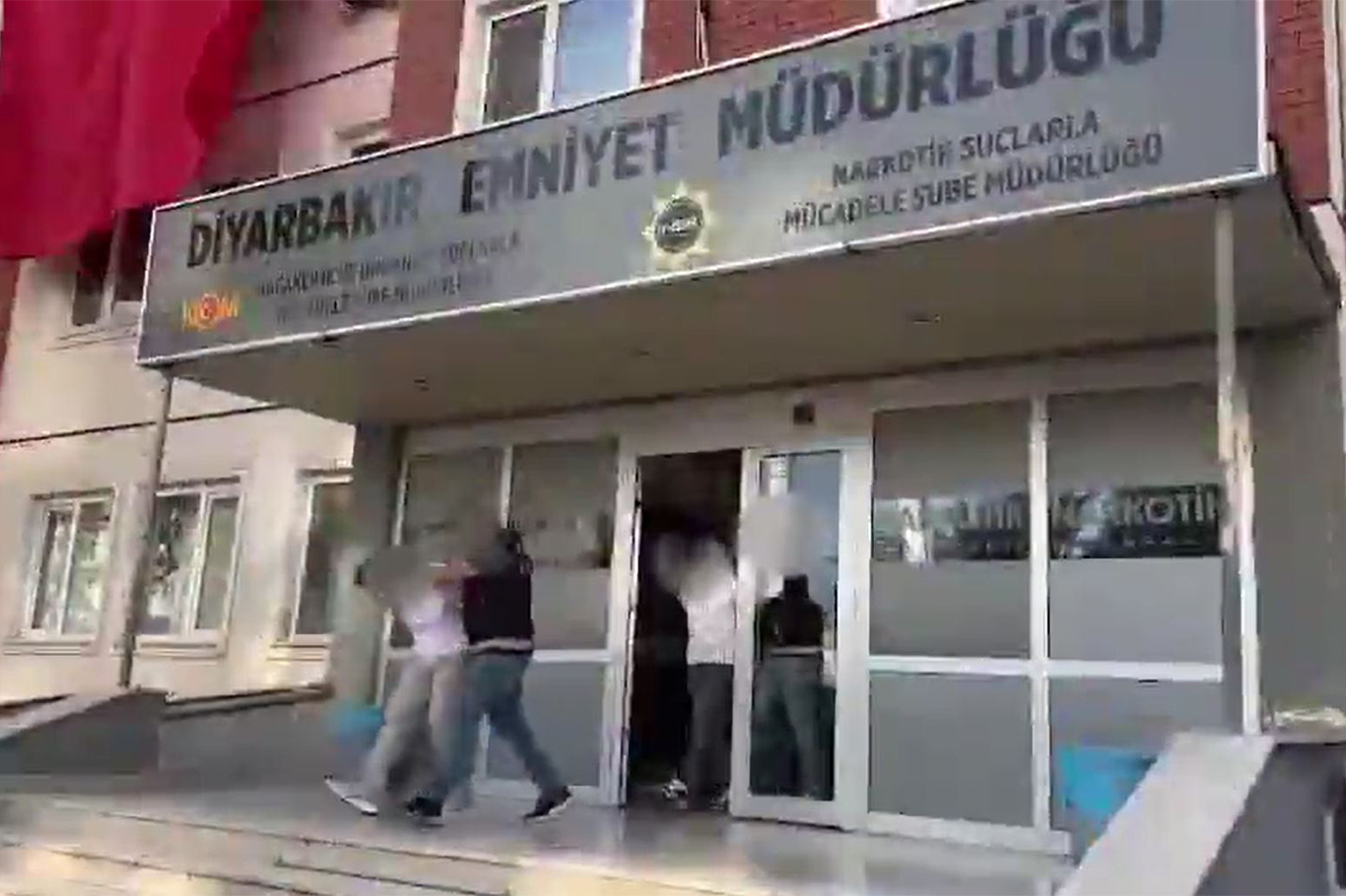 Diyarbakır’da kokain ve uyuşturucu hap ele geçirildi: 14 tutuklama Diyarbakır’da kokain ve uyuşturucu hap ele geçirildi: 14 tutuklama