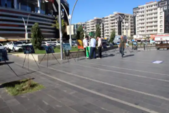 HÜDA PAR Diyarbakır Gençlik Kollarının Gazze temalı resim sergisi ve stant çalışması devam ediyor