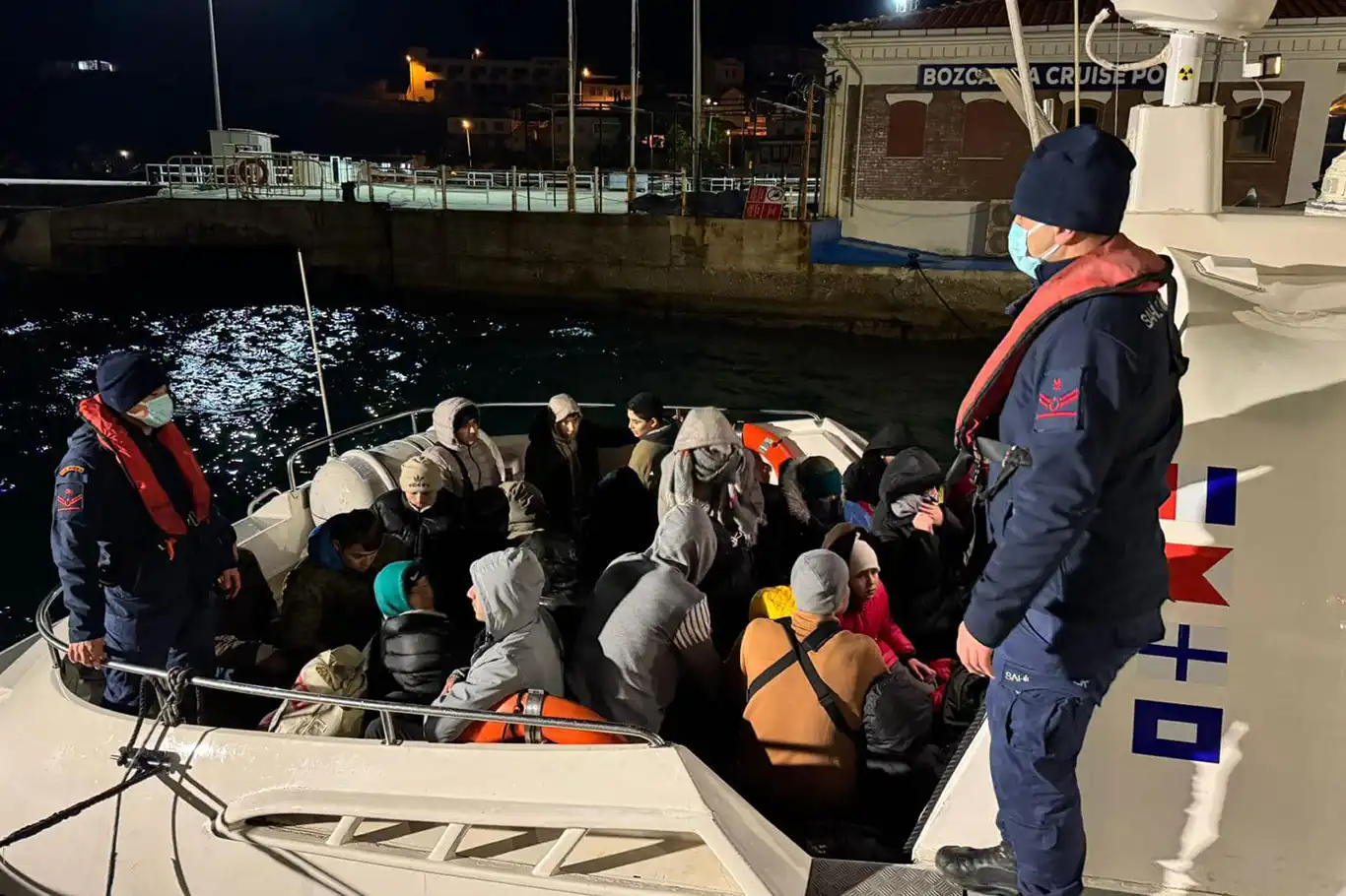 Çanakkale açıklarında 24 düzensiz göçmen yakalandı Çanakkale açıklarında 24 düzensiz göçmen yakalandı