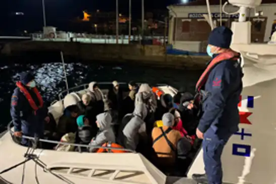 Çanakkale açıklarında 24 düzensiz göçmen yakalandı