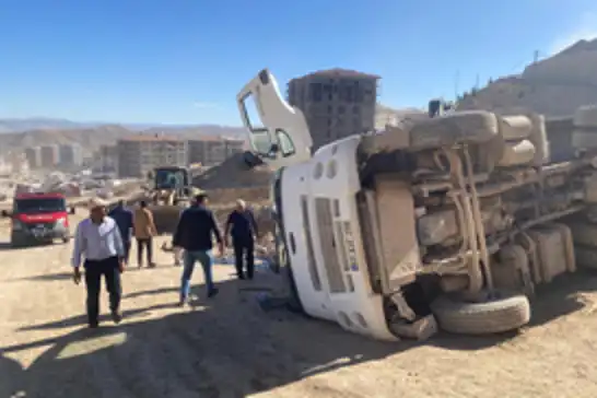 Malatya'da hafriyat kamyonu devrildi: 1 yaralı