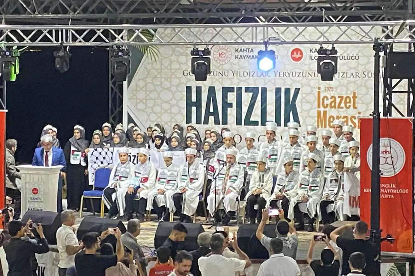 Kahta'da 60 Hafız için icazet programı düzenlendi Kahta'da 60 Hafız için icazet programı düzenlendi