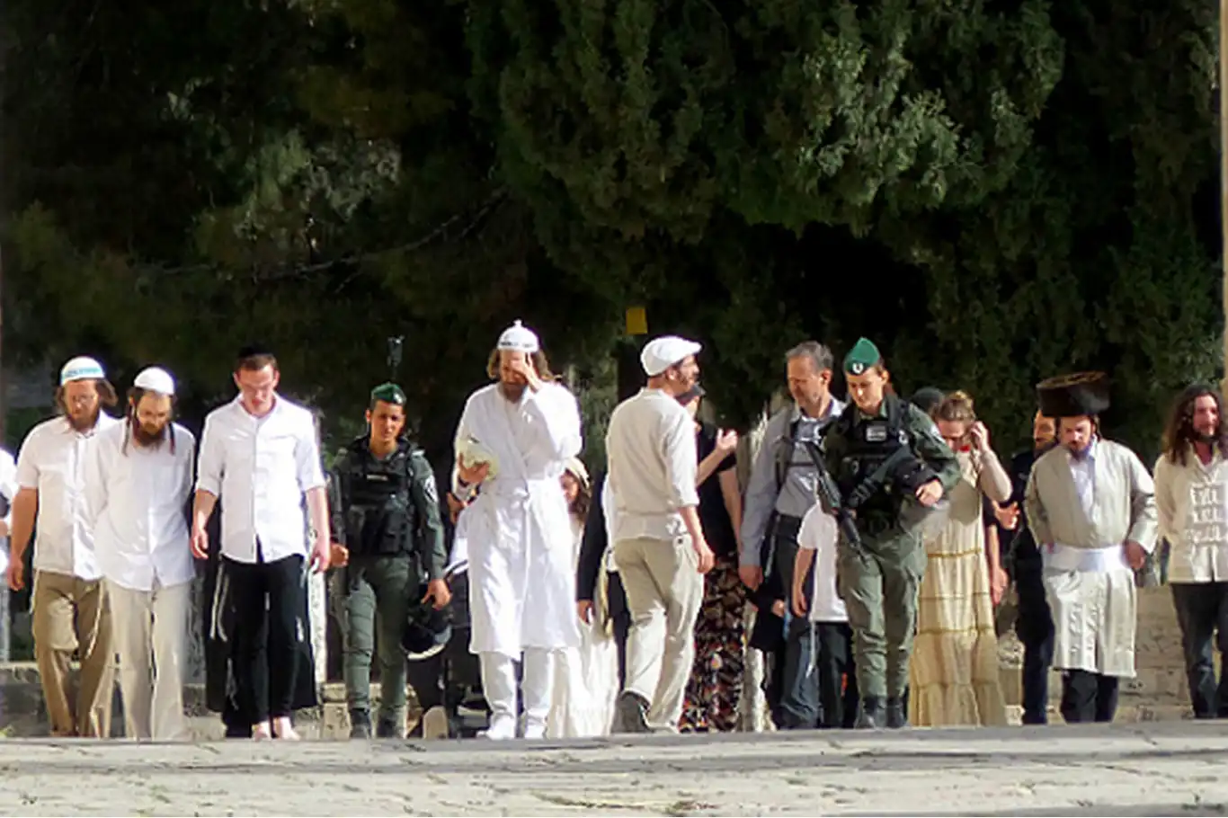 Hundreds of Israeli settlers storm al-Aqsa Mosque amid heavy police protection Hundreds of Israeli settlers storm al-Aqsa Mosque amid heavy police protection