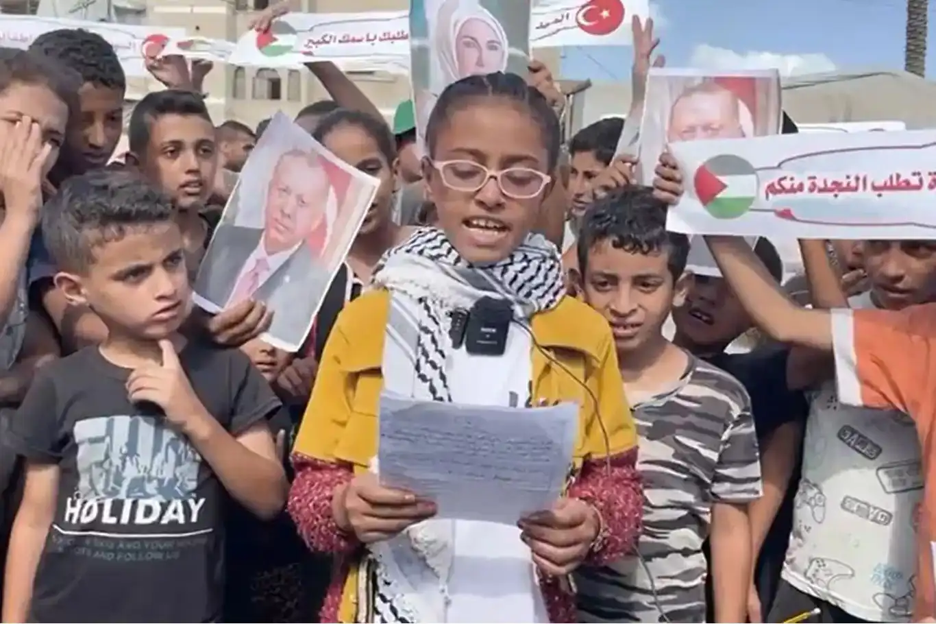 أطفال غزة يوجهون نداءً إلى الرئيس أردوغان: تدخلوا لإنهاء الحرب أطفال غزة يوجهون نداءً إلى الرئيس أردوغان: تدخلوا لإنهاء الحرب