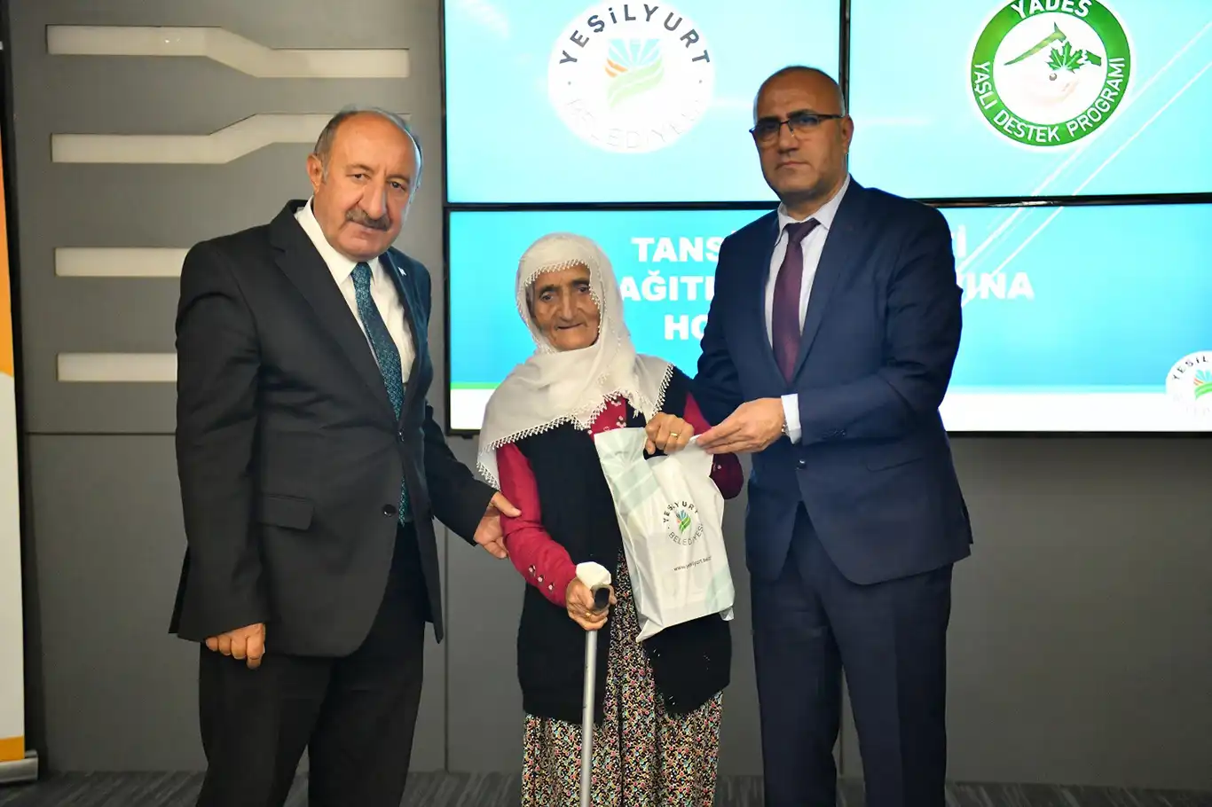 Malatya'da ihtiyaç sahibi yaşlılara tansiyon aleti desteği