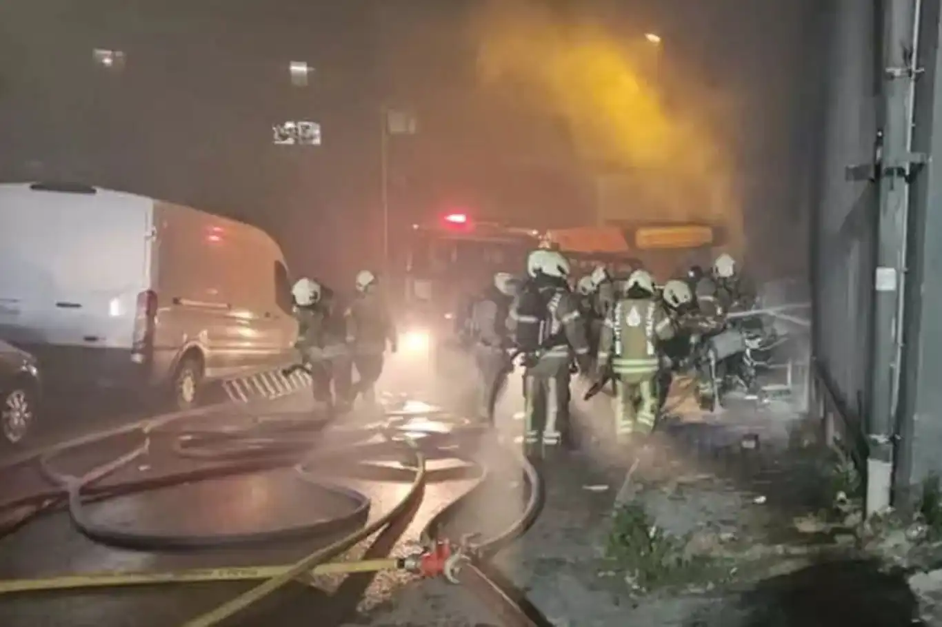 İstanbul'da 5 katlı iş yerinde yangın İstanbul'da 5 katlı iş yerinde yangın
