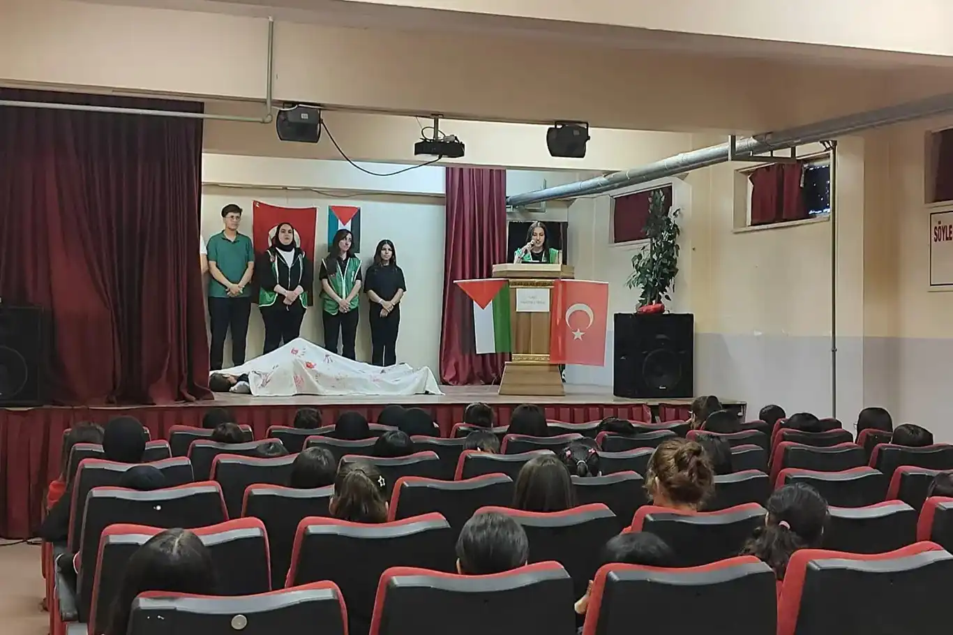 Gazi Anadolu Lisesi’nde “Mavi Kurdele” ile Gazze’ye duyarlılık